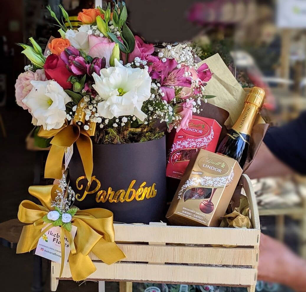 imagen de cesta con flores y dulces